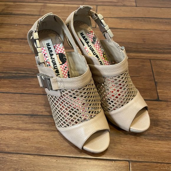 😵 2 FOR $40 // Harajuku Lovers Nude Pumps with Silver Buckles S-8- - Picture 6 of 13